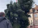 Un sapin de Noël de 12 mètres de haut installé place de la République