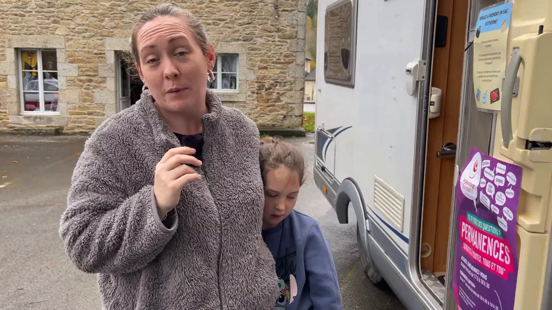 En Centre-Bretagne, le Solidaribus du Secours populaire s'arrête sur le palier des plus démunis [Vidéo]