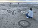 VIDÉO. Comment s'est créée une immense fresque éphémère sur cette plage de Normandie