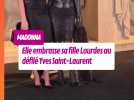 Madonna et sa fille s'embrasse au défilé YSL