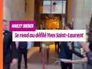 Hailey Bieber sort de son hôtel pour se rendre au défilé YSL