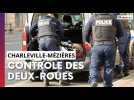 La police municipale contrôle les deux roues