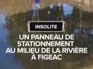 Un panneau de stationnement au milieu de la rivière à Figeac
