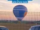 Après avoir survolé Dijon, une montgolfière se pose près d'une route