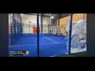 Il passe à travers la vitre du terrain de padel