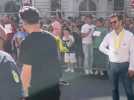Tour de France : Quand Wout van Aert heurte une barrière en descendant du bus