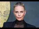 Charlize Theron : l'actrice dévoile son astuce simple pour attacher son carré court en queue-de...
