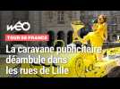 Bobs, casquettes, bonbons... : pluie de goodies dans les rues de Lille avec la caravane du Tour de France !