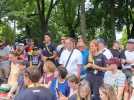 Tour de France: ambiance incoyable sur le paddock de l'Esplanade où se croisent les coureurs, leurs équipes et le public
