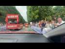 L'arrivée de la caravane du Tour depuis l'intérieur d'une voiture publicitaire