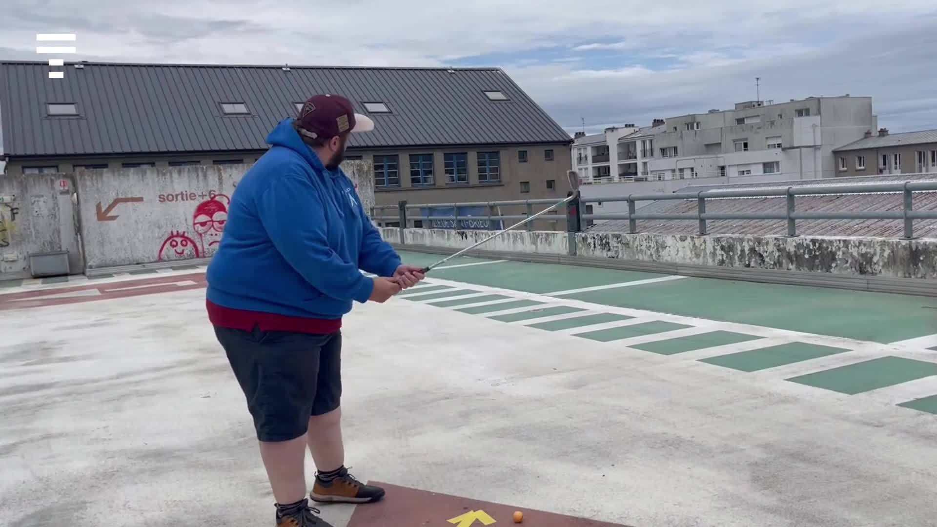 « C'est anti-conventionnel ! » : on a suivi  le champion de monde de street golf dans le centre-ville de Saint-Brieuc [Vidéo]