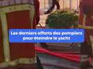 Les derniers efforts des pompiers pour éteindre le yacht incendié à Saint-Tropez