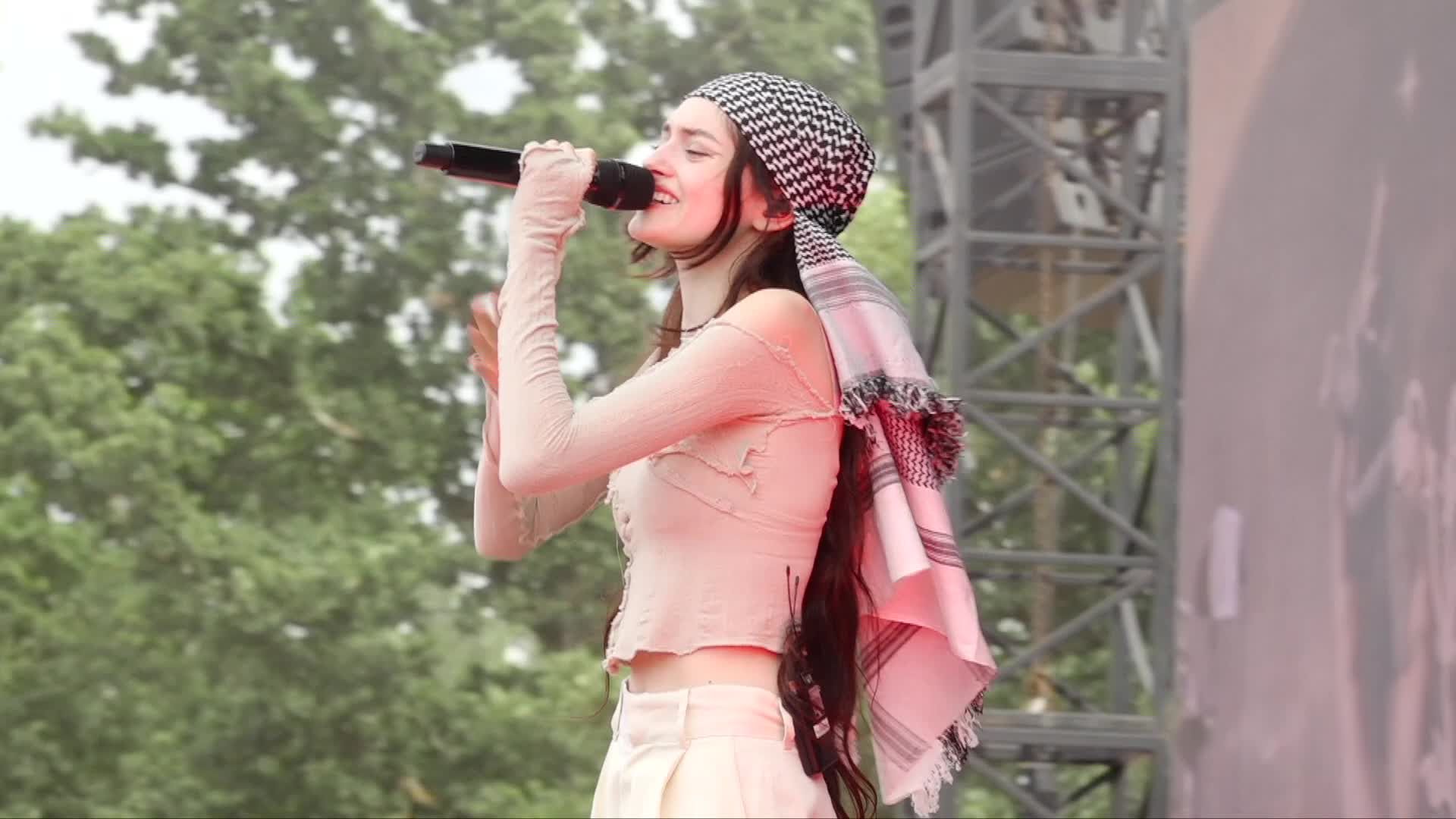 « J'étais terrifiée » : aux Vieilles Charrues, reportage avec Solann, après le stress de la grande scène [Vidéo]