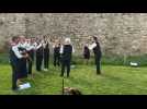 Festival d'Arvor. Le bagad d'Hennebont, avant de monter sur la scène des remparts, à Vannes
