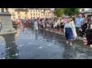 Au Festival d'Arvor 2025, neuf mannequins défilent dans le miroir d'eau de l'Hôtel de ville de Vannes,