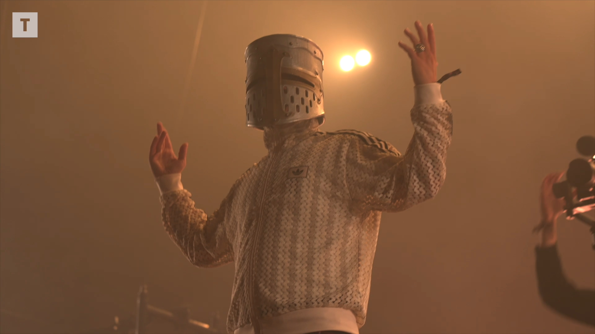Qui se cache sous le casque de Perceval, le DJ breton qui cartonne dans tous les festivals cet été ?