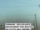 Ukraine : des soldats recouvrent des routes de filets anti-drones