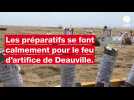 Les artificiers sur la plage de Deauville ont du travail sous la pluie.