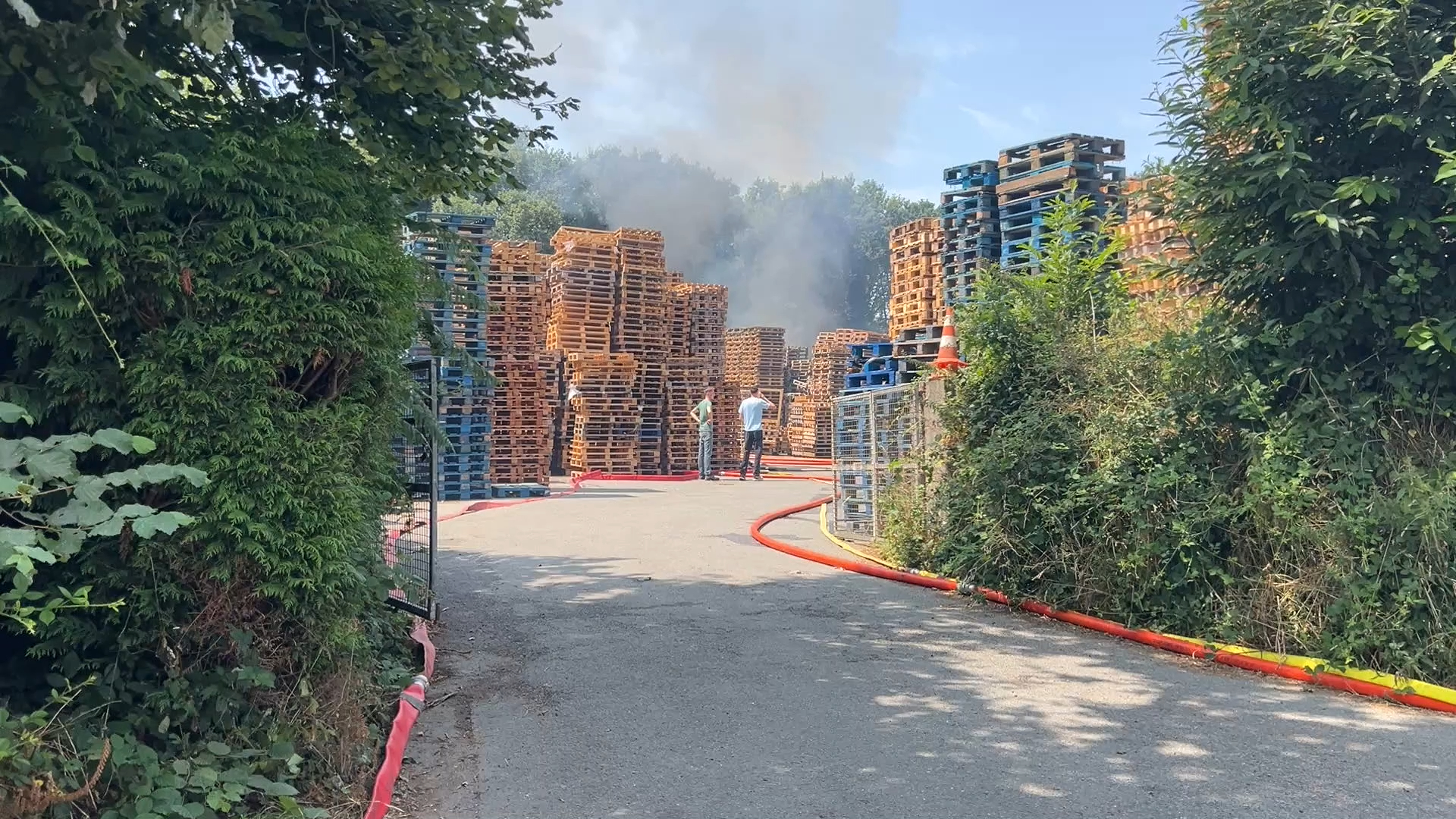 À Peumerit, 300 palettes brûlées et un blessé lors d'un incendie dans un entrepôt [Vidéo]