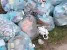 Un camp quitte Chiny en laissant des centaines de sacs poubelles le long de la route