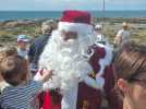 VIDÉO. En plein été, le Père Noël quitte le pôle Nord pour le soleil et la plage à Piriac-sur-Mer