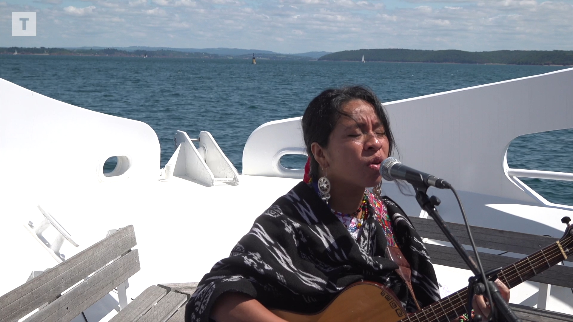Bout du monde : quand Sara Curruchich transforme le Brestoa en Zénith sur la rade de Brest [Vidéo]