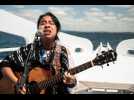 VIDEO. Moment magique au Bout du monde : cette chanteuse a joué sur un bateau et a adoré ça