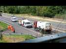 Une femme se jette sur l'autoroute depuis un pont, deux camions se percutent