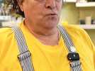 Avec sa salopette rayée, son t-shirt jaune et ses cheveux frisés, Rémi, est le sosie de Coluche dans les Pyrénées