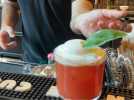 VIDÉO. Star de l'été, la tomate burrata basilic revisitée dans un cocktail détonant à Nantes