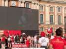 Les supporters du Stade toulousain arrivent petit à petit sur la place du Capitole