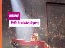 De retour à Houston, sa ville natale, Beyoncé manque de chuter en plein show...
