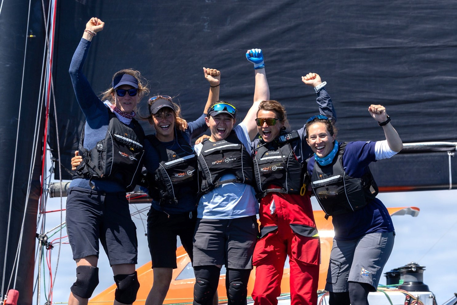 « On ne lâche rien les filles, rien ! » : on a embarqué avec l'équipage 100 % féminin qui a décroché sa première victoire sur le circuit Ocean Fifty Series [Vidéo]