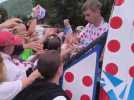 Tour de France 2025 étape 14 : Distribution de teeshirt Leclerc pour les fans