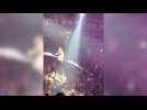 Katy Perry manque de chuter d'un papillon mécanique pendant son concert