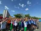 Tour de France : Les supporters se motivent avec une danse au village départ
