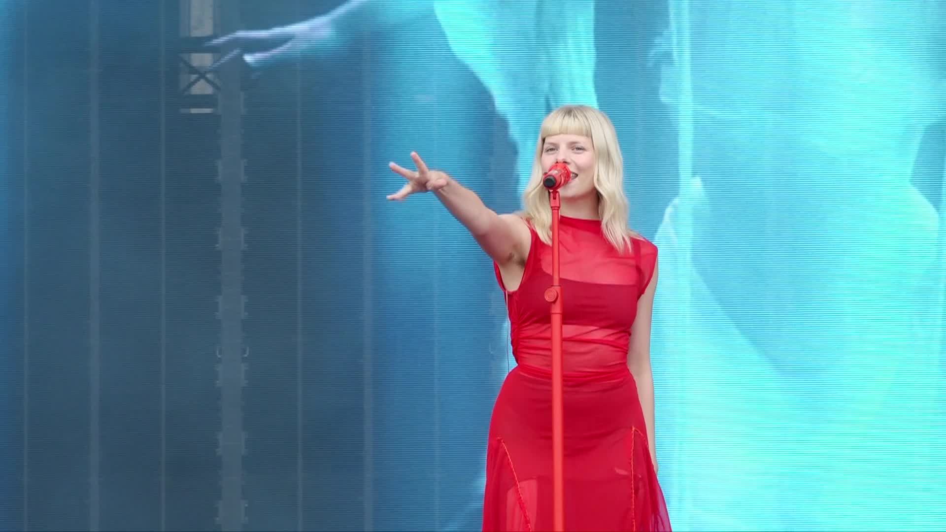 Lors de son concert aux Vieilles Charrues, Aurora fait couler les larmes et la pluie [Vidéo]