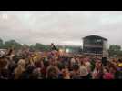 Le nouveau chanteur des Sex Pistols s'offre un bain de foule aux Vieilles Charrues