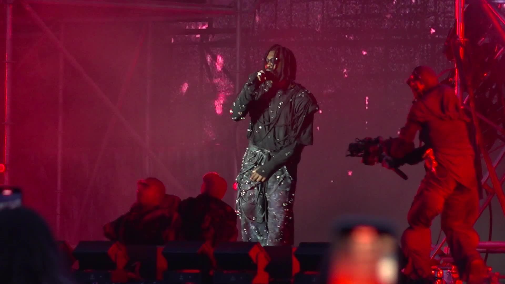 Damso livre un show millimétré et ses classiques aux Vieilles Charrues [Vidéo]