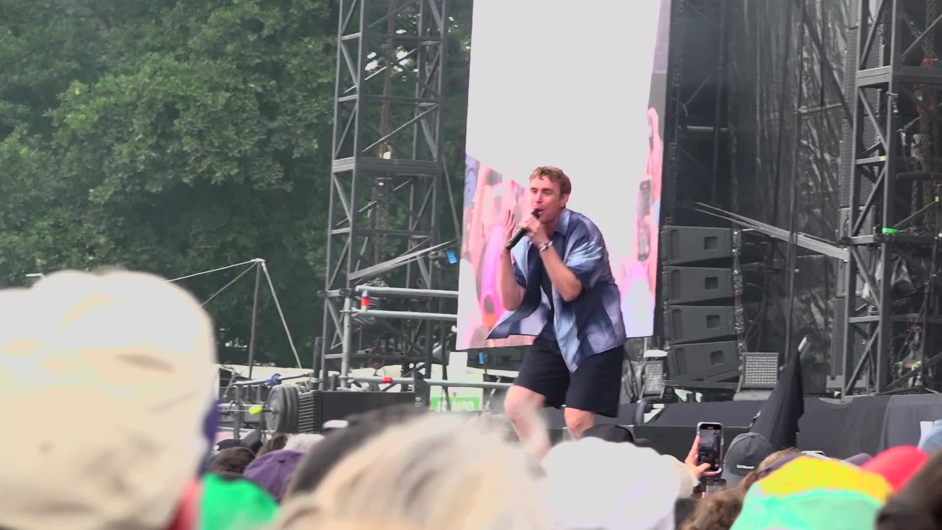 Irrésistible, Ben Mazué a livré un concert intense aux Vieilles Charrues ! [Vidéo]