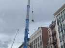 Lille : Dans le centre ville, une grue de 450 tonnes descend à l'hôtel