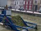 Saint-Omer : le faucardeuse est en action sur le canal du Haut-Pont pour le cortège nautique