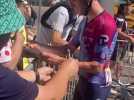 Le grimpeur canadien Michael Woods, signe des autographes.