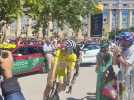 Pogacar monte sur le podium pour émarger à 10 minutes du coup d'envoi du départ fictif.