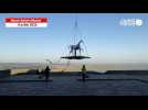 VIDÉO. Le cheval métallique Zeus, égérie des Jeux olympiques, hélitreuillé sur le Mont-Saint-Michel