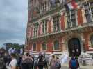 Une manifestation pour l'ouverture des frontières devant la mairie de Calais