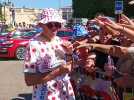 Tour de France étape 12 : distribution de goodies place de la Libération à Auch