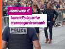 Laurent Voulzy arrive accompagné de son amie pour un dernier hommage aux obsèques d'Ardisson