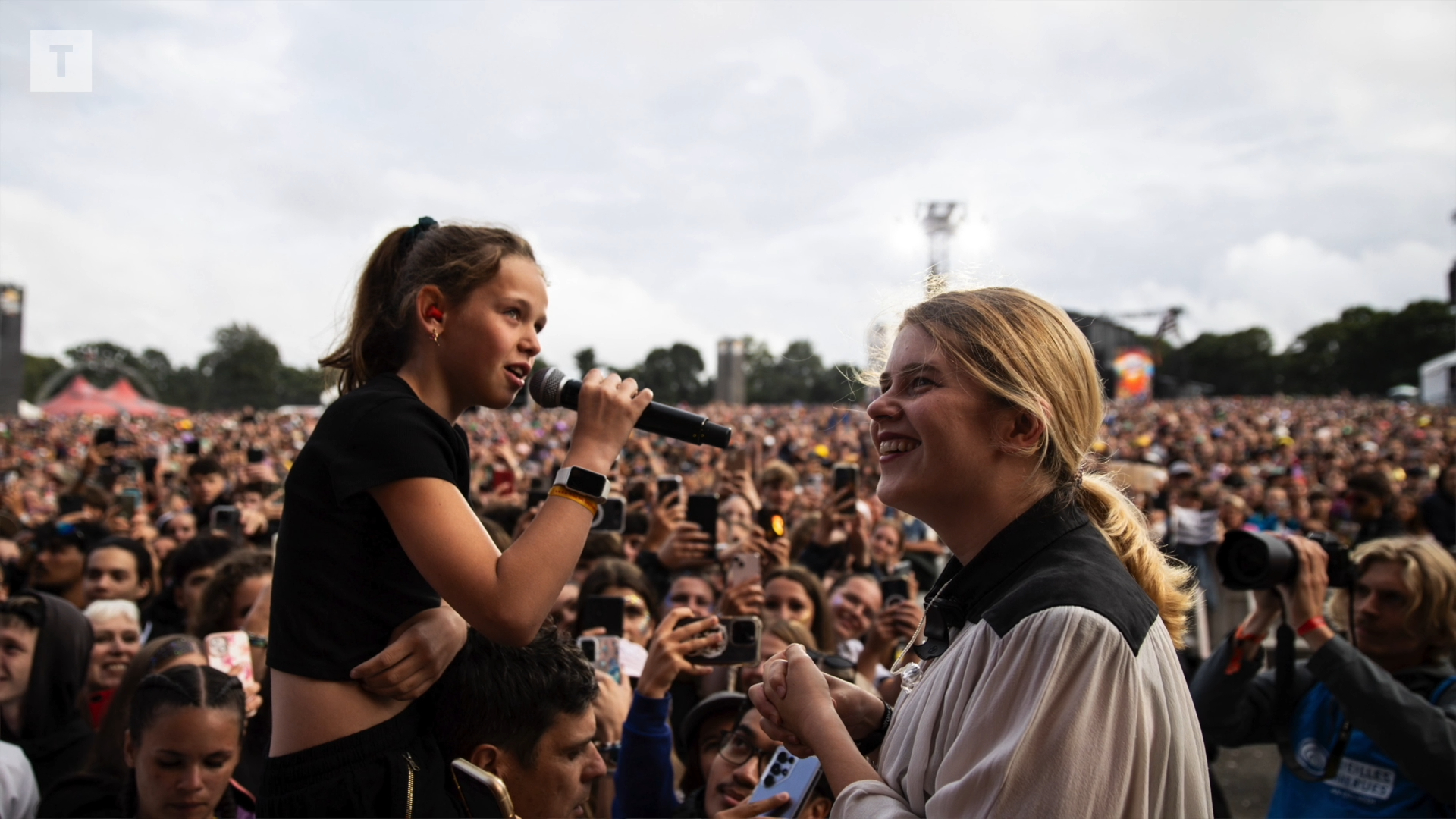 « C'est un rêve qui s'est réalisé » : à 11 ans, Anza a ému les Vieilles Charrues en chantant en breton avec Zaho de Sagazan [Vidéo]