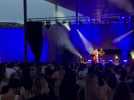 Le groupe Carine & Paul Acoustic Duo font patienter le public pendant que les miss se préparent en coulisses